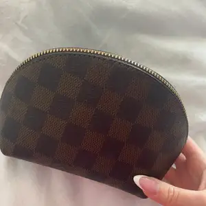 Säljer denna Louis Vuitton inspirerande necessären, kan användas som clutch med om man vill det. 