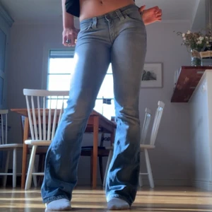 Lågmidjade ljusblåa bootcut jeans - Sjukt kattiga jeans var mina favoriter längeee men är tyvärr för små😢😢 fick alltid komplimanger när jag hade på mig de! Verkligen helt perfekta, bootcut så fin låg midja å sitter asssbra:))) fråga för fler bilder köpare betalar frakt😊😊BUD ÄR BINDANDE