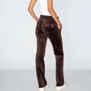 Juicy couture byxor brun - Säljer mina juicy couture byxor, använda enstaka ggr då dem inte passade mig. Strl XS. Säljer för 800kr vid snabb affär