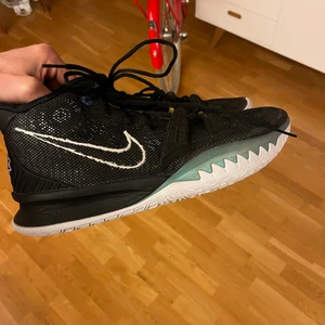 Nike kyrie 7 - Basketsskor - Ett par sköna Basketsskor som jag använt ett antal gånger men som fortfarande är ett väldigt bra skick. 