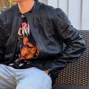 Skinnjacka - tjo! säljer några skinnjackor (gå in på min profil för att se 11 andra skinnjackor). Storlek: L - Jag är 175 - Vid frågor kontankta mig via snap eller medelenaden här. fenixp04 :)