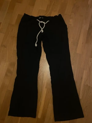 Linnebyxor Roxy - Säljer mina linnebyxor från roxy. Köpt här på Plick, knappt använda innan jag köpte de och var för korta för mig. Strl M och mörkblå. Pris kan diskuteras!