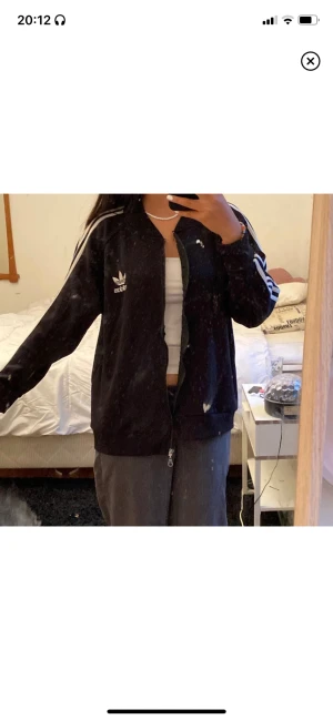 Adidas kofta - Super fin, knappt använd. Köparen står för frakten