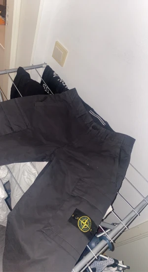 Stone island cargopants - Säljer dessa byxor då jag inte använder dom. Dock inköpta för ett par månader sen. Cond: 10/10 Nypris: 3799kr på johnells. Färgen är mörkgrå typ