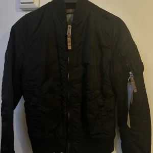 Alpha Industries  - Strl: XSmall Bomberjacka  Mycket bra skick 