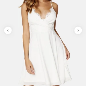 Klänning - Säljer denna fina klänning. Perfekt till studenten!! Säljer endast pga har hittat en ny. Endast prövad.❤️❤️