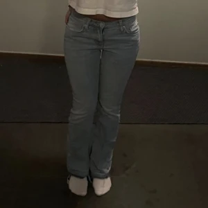 lågmidjade jeans - Säljer dessa då det inte passar mig. Köpta här ifrån plick men märket är Gina Tricot💗(lånade bilder från förra säljaren)