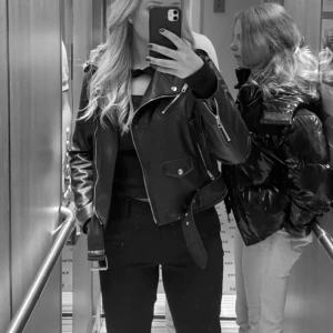 Skinn jacka - Säljer min skinn jacka från Zara i storlek M! Köparen står för frakt 