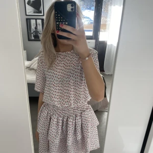 Kläning  - Söt kläning ifrån BYIC, är oanvänd och har lappen kvar, då den inte kommit till användning av mig💓