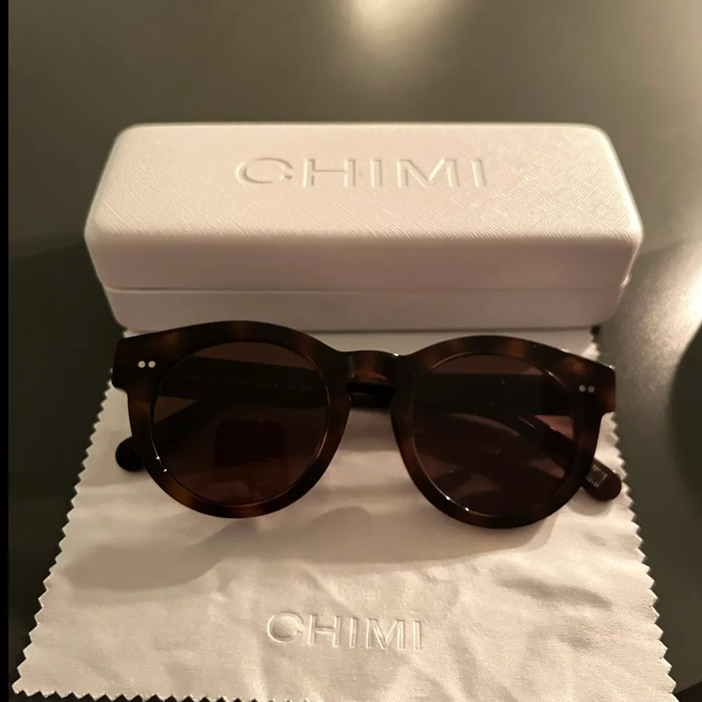 Säljer dessa snygga solglasögon från chimi eyewear. Super bra skick och nypris ligger på 1200kr 💜. Övrigt.