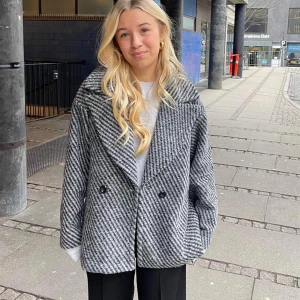 Kappa / jacka  - En fin och snygg kappa. Den är i storlek M/L men sitter som en S/M Den är tunnare än man tror. 