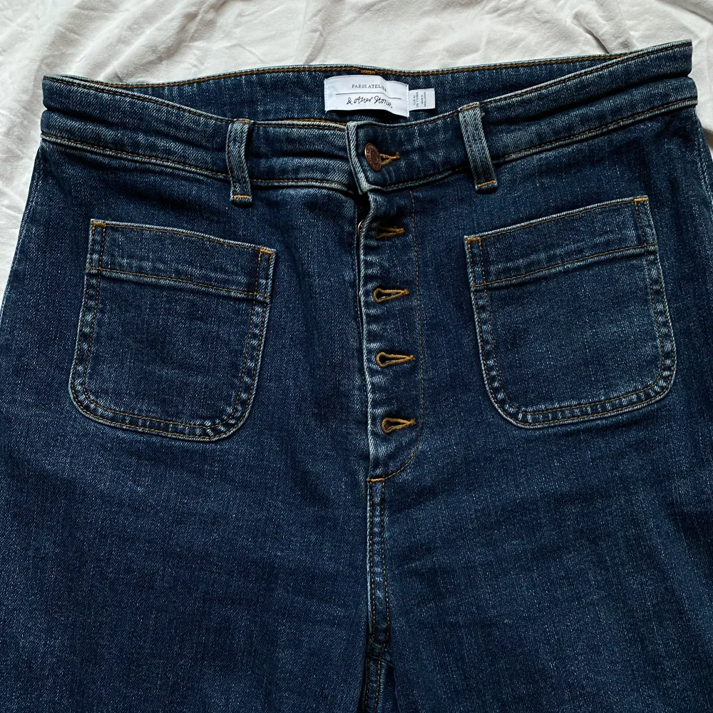 Högmidjade jeans från &other stories i 70-tals stil, använda en gång. Jeans & Byxor.