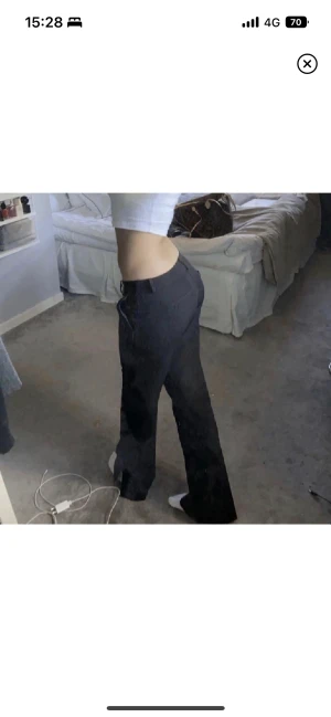 Lågmidjade kostymbyxor, slits - Ett par svarta kostymbyxor från bikbok som är lågmidjade med slits nertill storlek 40 då dem är små i storleken, SLUTSÅLDA pris kan diskuteras nypris 399kr finns i VIT också