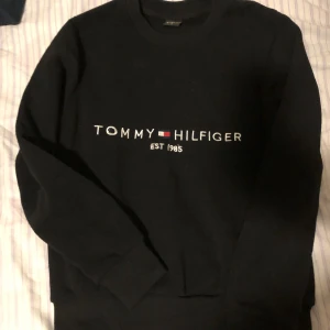 Tommy hilfiger sweatshirt - Tröjan är i toppskick, det står att storleken är M men den känns mer som storlek S! 