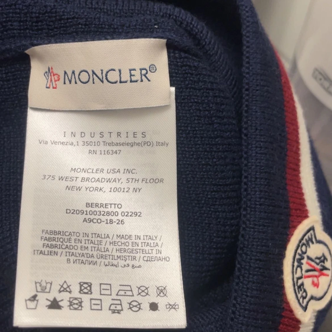 Moncler mössa  - 90