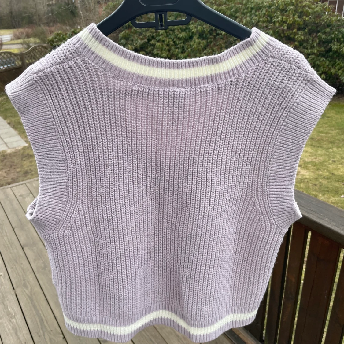 Ljuslila stickad vest  - 91