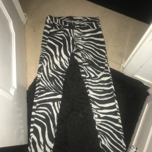 Ett par fina jeans i storlek Medium 20kr - Knappast använda , endast testade , säljer för 20kr 