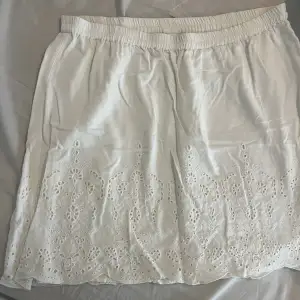 En söt vit kjol från Vero Moda. Använd få gånger men legat i garderoben länge! För stor för mig som vanligtvis har S men går att vika ner kanten! Köpt för 299kr. Säljer för 100kr + spårbar frakt