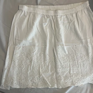 Vit kjol - En söt vit kjol från Vero Moda. Använd få gånger men legat i garderoben länge! För stor för mig som vanligtvis har S men går att vika ner kanten! Köpt för 299kr. Säljer för 100kr + spårbar frakt