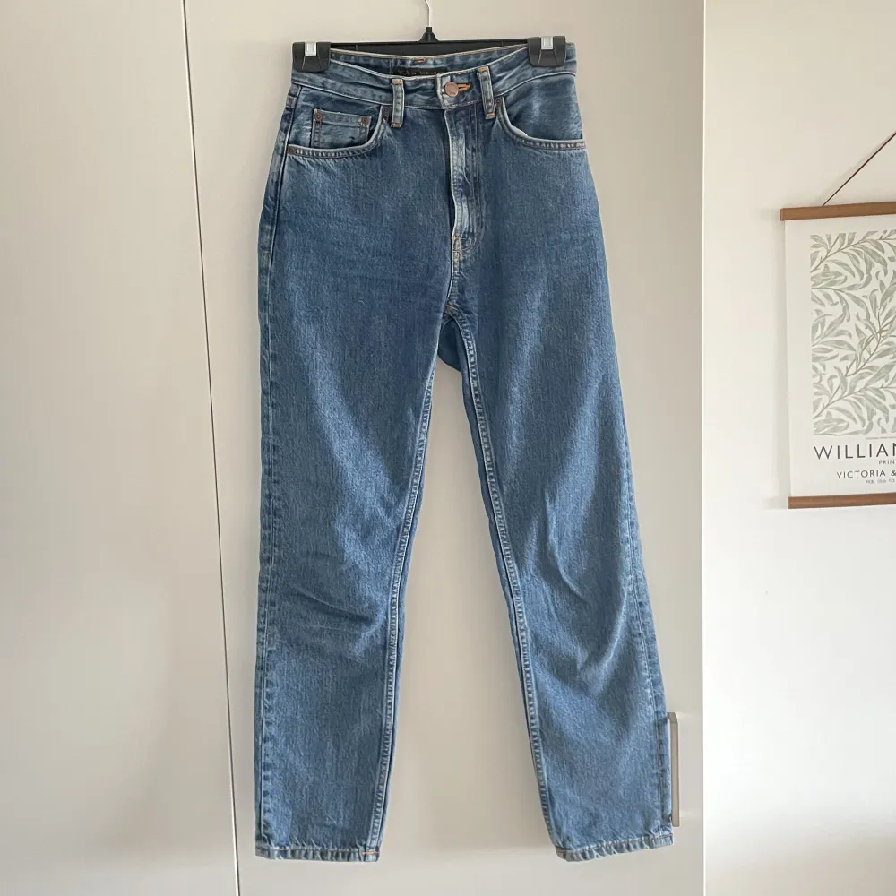 Säljer mina fina Nudie jeans i storlek W24 L28 då det tyvärr blivit för små. Jeansen är använda men i fint skick. Inga fläckar eller andra defekter.  Hoppas de kan få komma till en ny garderob att förgylla.     Modell: Breezy Britt  Färg: Friendly Blue. Jeans & Byxor.