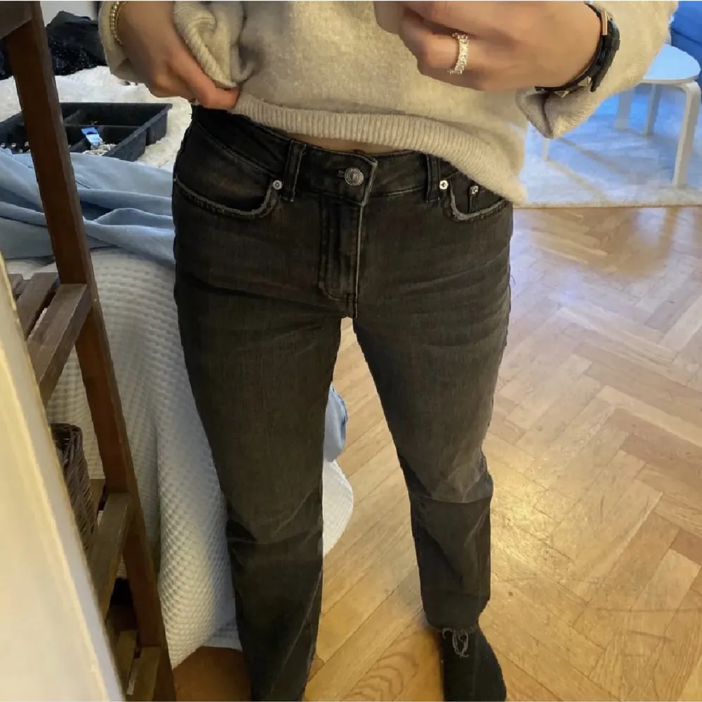 Så fina grå jeans från Gina strl 36, knappt använda så i fint skick! 🤎Passar ca 160 cm. Jeans & Byxor.