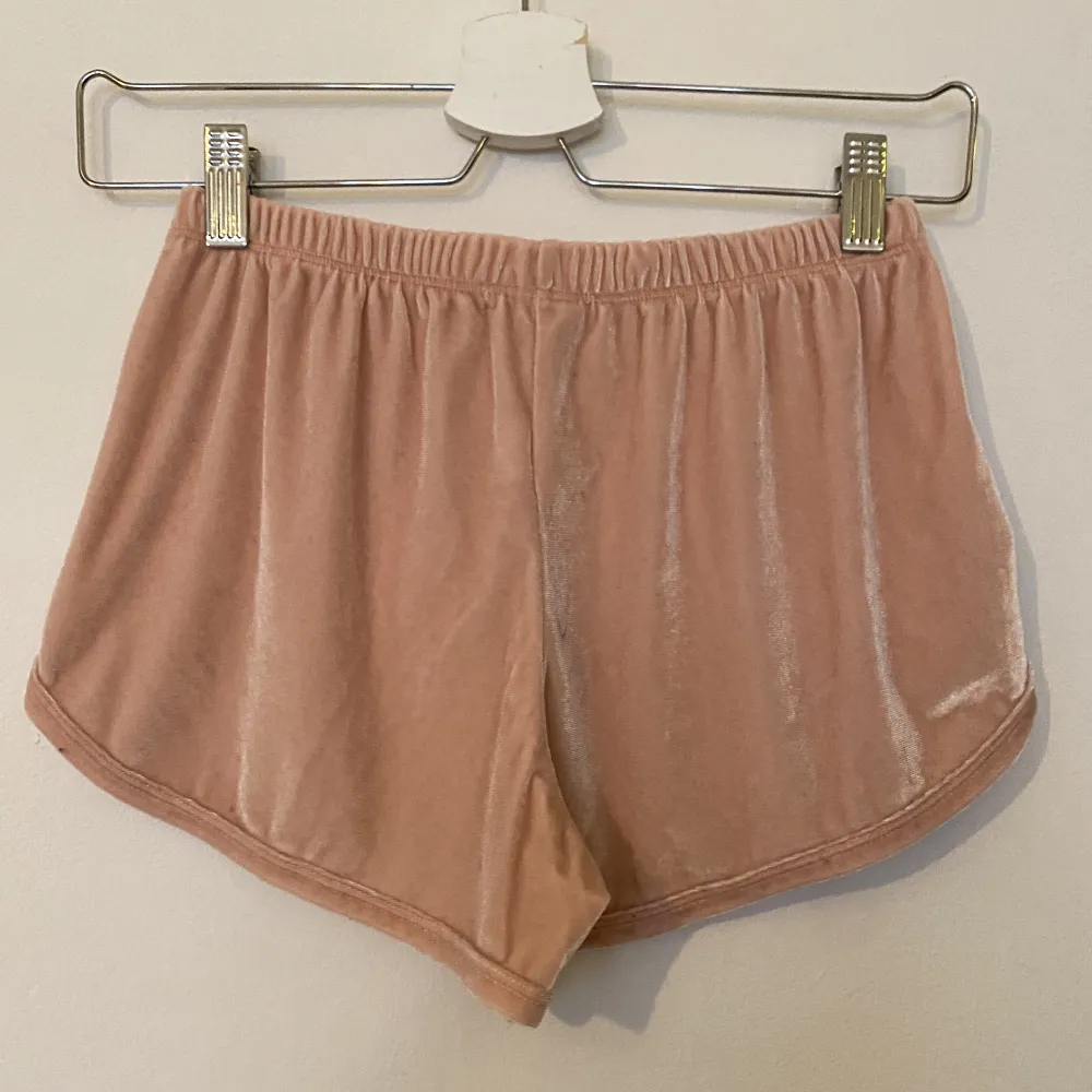 Brandy Melville velour shorts   Ljus rosa velour shorts   Använda en eller två gånger så i perfekt skick   . Shorts.