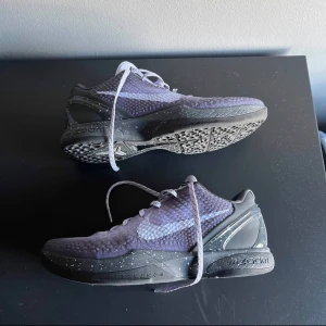 Kobe 6 eybl 44,5 - Inte original. Har äkta Kobe 6 grinch och det är ingen skillnad. Köpta för 1900kr. Använda 5 gånger.