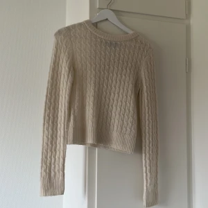 Kabelstickad tröja  - En vit kabelstickad tröja ifrån bil bok! Tröjan är i storlek xs och är knappt använd så inga anmärkningar💞 