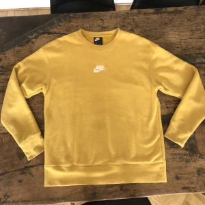 Vintage gul NIKE sweater stl M - Använd fåtal gånger. Stl M. Unisex