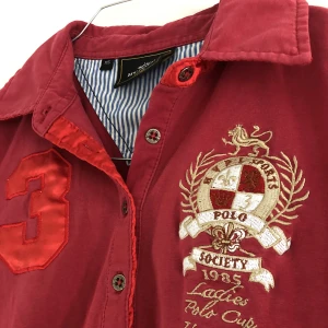 Hv polo t-shirt  - 98% bomull Inte så mycket stretch, true to size och passar någon som har xs-s Väldigt snygga detaljer  Använd men i bra skick 