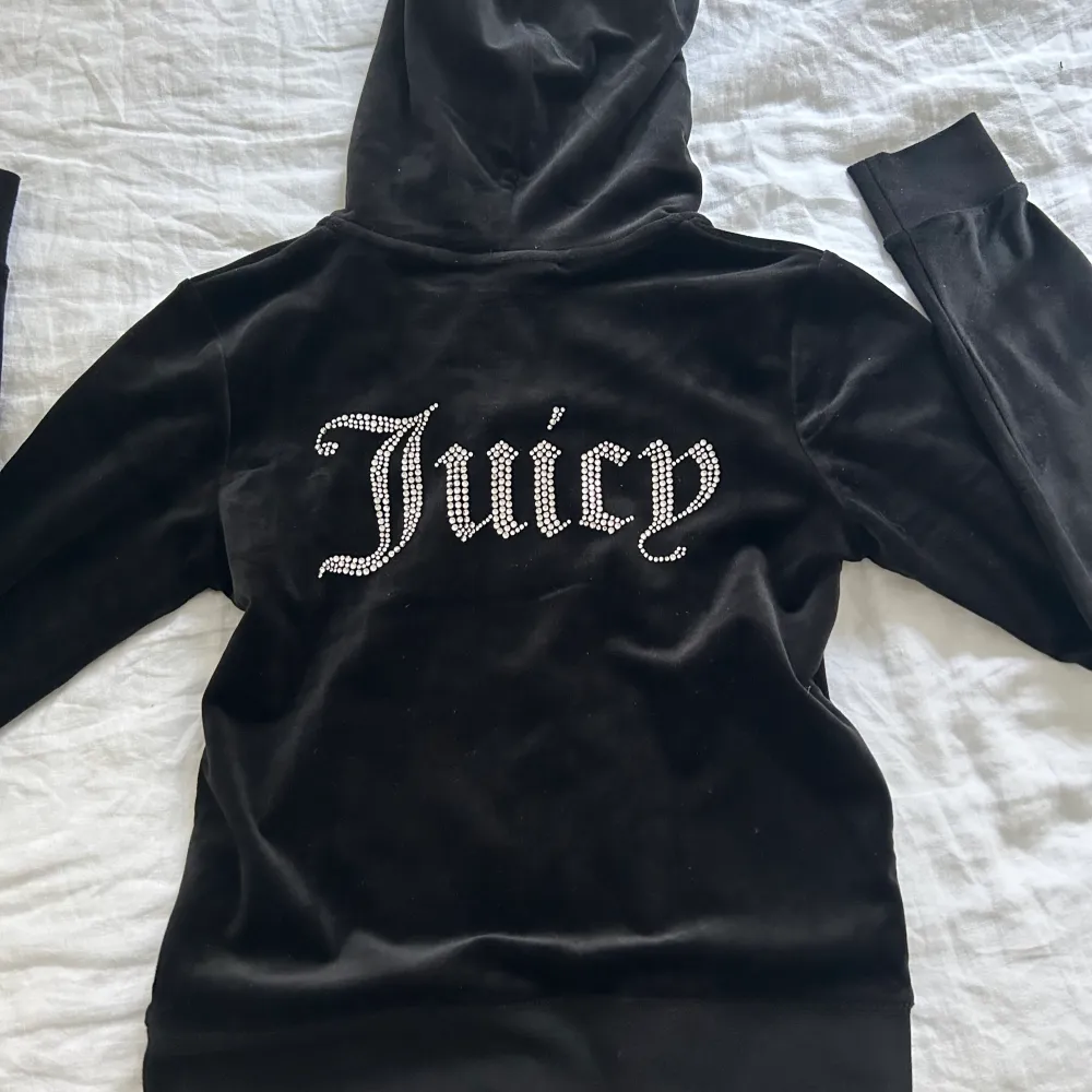 Juicy couture jacka svart. Köpt i julas, och är oanvänd därför säljer jag. Tröjor & Koftor.