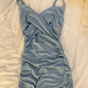 Klänning  - Jätte fint klänning som är knappt använd. Pris kan diskuteras 