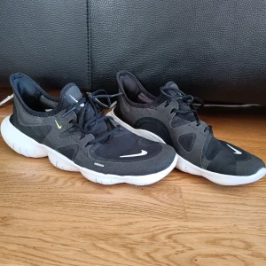 Nike tränings skor - Väldigt tunna och lätta träningsskor. 