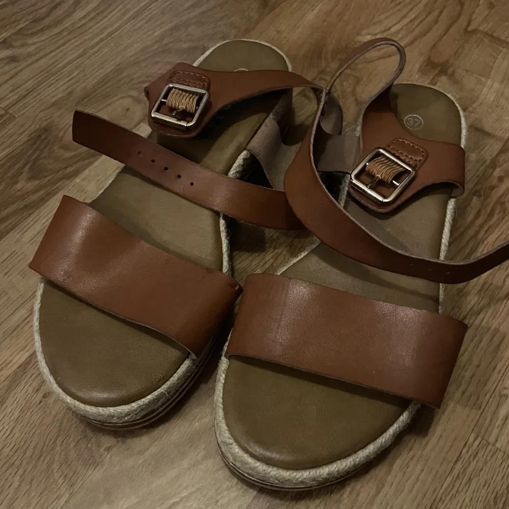 Säljer mina jättefina sandel pga att dom har blivit för små. Köpte dom i Grekland och är knappt använda.. Skor.
