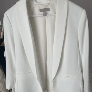 Vit Blazer - Vit Blazer från HM, aldrig använt pga för kort i armarna storlek 38 men passar definitivt 36.