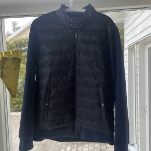 Ralph lauren cardigan - Köpt för 2 månader sedan på Zalando för 2500kr. Säljer för köpt annan vårjacka. Den är storlek M men passar även L. Nyskick!