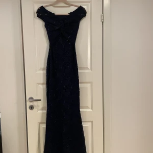 Klänning - Mörkblå spetsklänning med paljettdetaljer