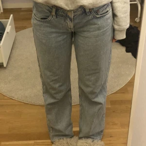 Lågmidjade jeans - Säljer dessa lågmidjade jeans från weekday, inga defekter ❤️ pris kan diskuteras. Passar mig som har storlek S 
