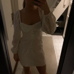 Super fin klänning - Helt ny klänning. Prislapp osv är kvar. Perfekt att ha till studenten! Nypris 450kr