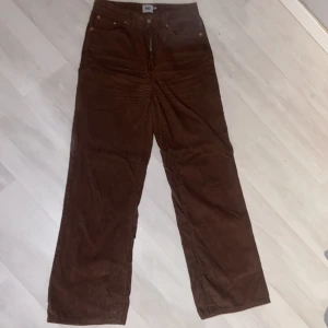 Manchesterbyxor  - Bruna Manchester byxor från lager 157, använda en gång, sköna men inte min stil.
