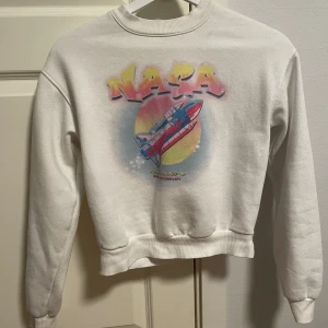 Nasa tröja🚀 - Jag säljer denna coola och fina tröjan med Nasa som tryck! Den kommer inte längre till användning vilket är synd då jag tycker den är väldigt fin😕💕
