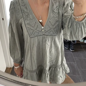 Zara klänning - Populär zara klänning 💜 as najs till sommaren. Storlek Xs men skulle säga mer som S