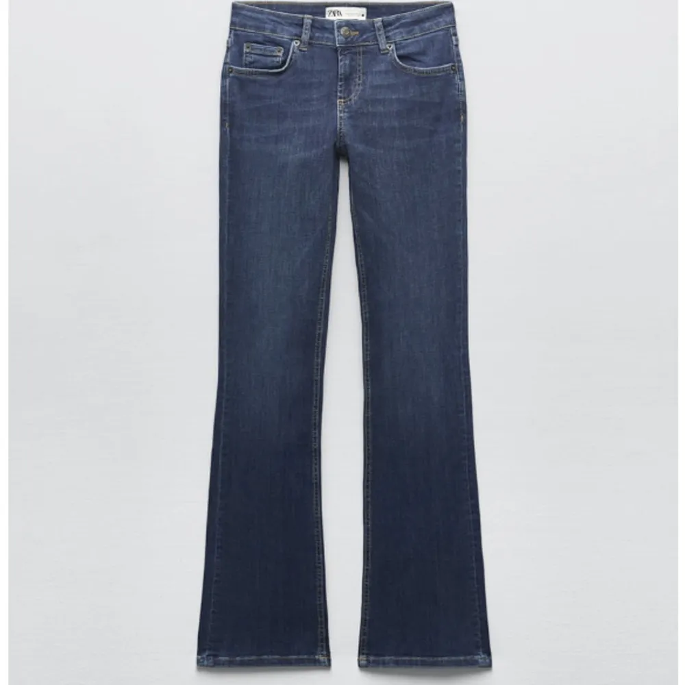 Säljer mina snygga jeans från zara, jeans zw the low rise bootcut som är slutsålda i strl 32. Inte använda alls mycket så i väldigt bra skick💕 Kontakta om ni är intresserade, buda. Nypris 399kr. Jeans & Byxor.