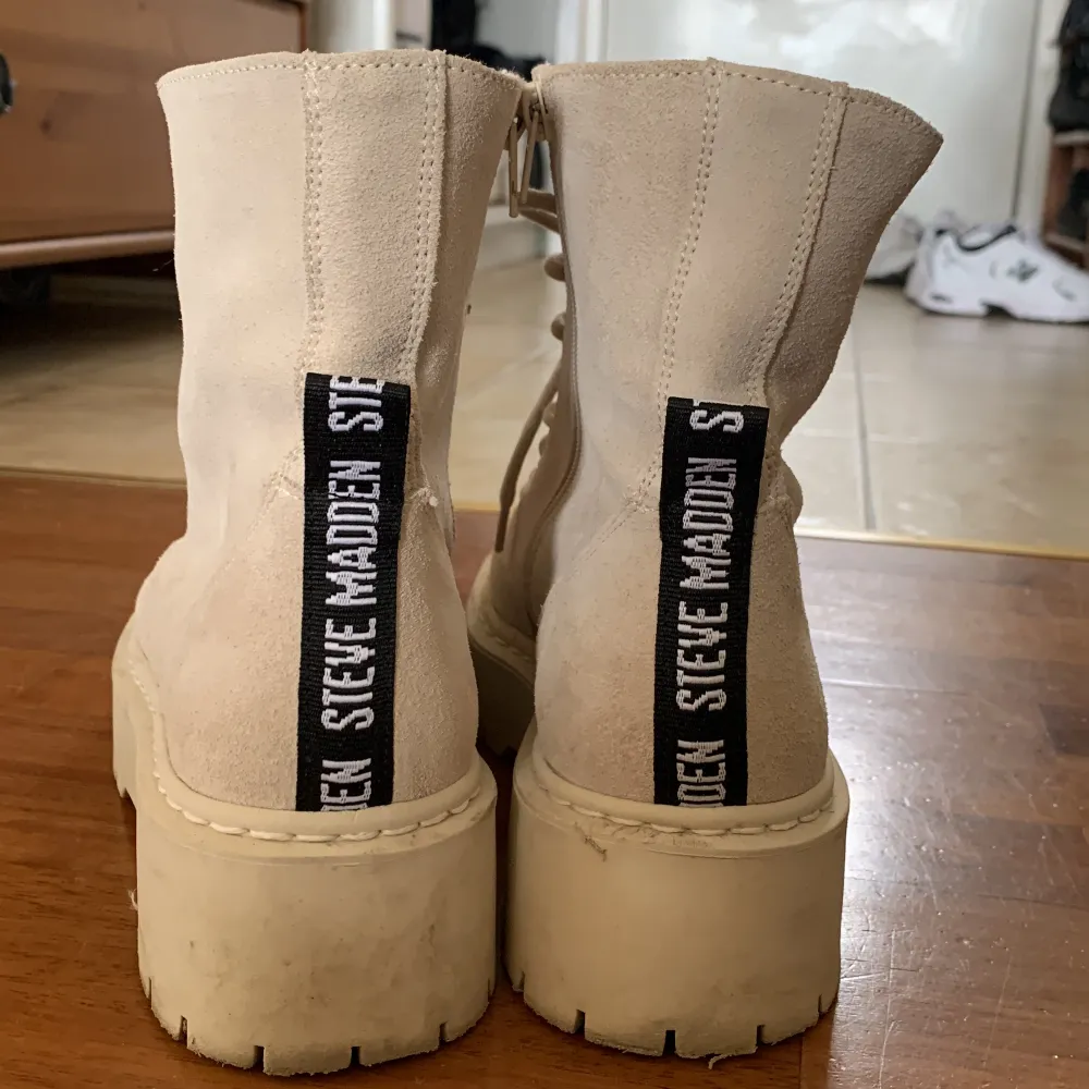 Beiga steve madden boots Använda ett fåtal gånger  Nypris 1700kr. Skor.