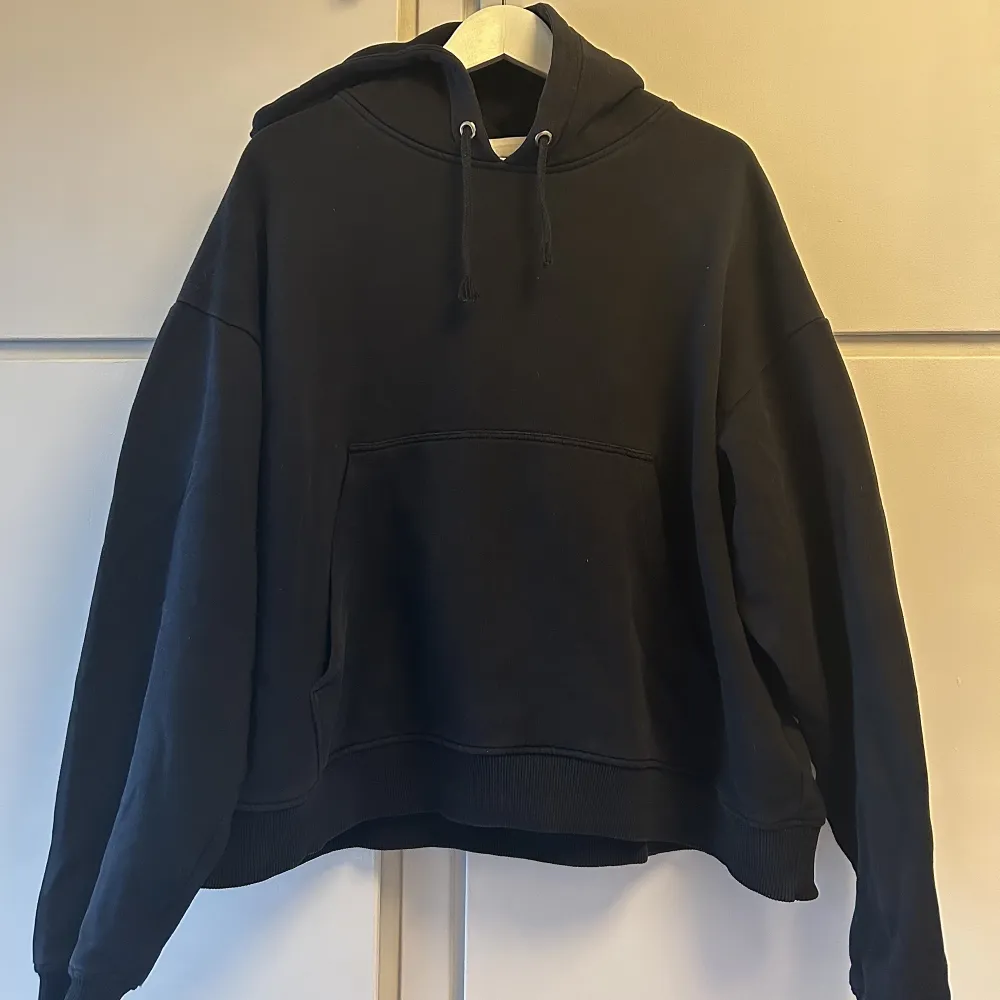 Svart hoodie från weekday  Något kortare i modellen  Sparsamt använd . Hoodies.