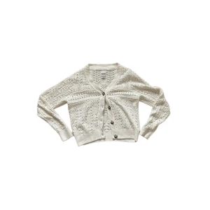 Virkad vit kofta - Söt virkad kofta från dobber. Passar bra till våren då den är lite tunnare. Knappar där fram. 