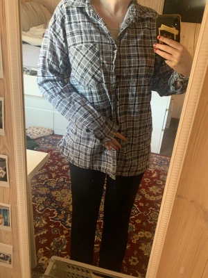 flanell skjorta  - min absoluta favoritskjorta får nu vandra vidare till någon som kan få mer användning för den💐