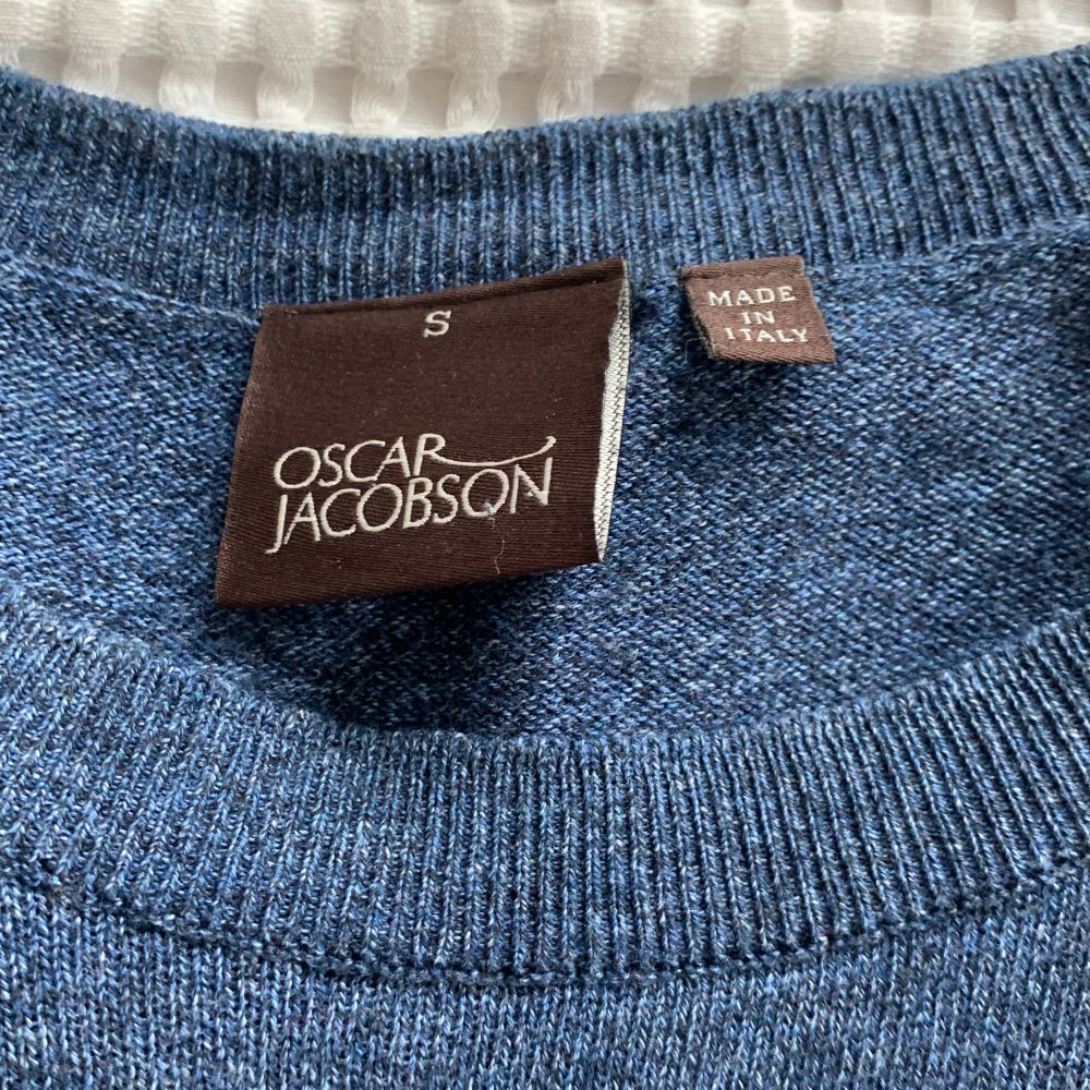 En nästan helt oanvänd sommar sweatshirt från Oscar Jacobson. Kondition 10/10, jag säljer den för 450, nypris är 1200kr.  . Huvtröjor & Träningströjor.