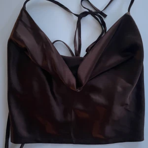 Fest topp - Säljer super snygg och aldrig använd fest topp från hm. Storlek XL men passar även L och M!!! Köparen står för frakten och priset kan såklart diskuteras🥰