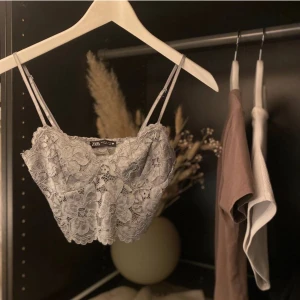 spetslinne zara  - Gulligt spetslinne i en blå färg som är superfin under en kavaj eller liknande. Från Zara, jättefint skick!💙 säljer en likadan i svart!! ANVÄND KÖP NU FÖR GRATIS FRAKT TILL O MED 18 APRIL